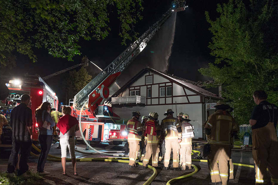 Einsatzkräfte der Feuerwehr löschen ein Feuer im "Neu-Helgoland" in Berlin-Köpenick.