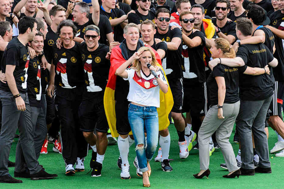 Helene und Fußball-Jungs, das passt! Hier 2014 am Brandenburger Tor.