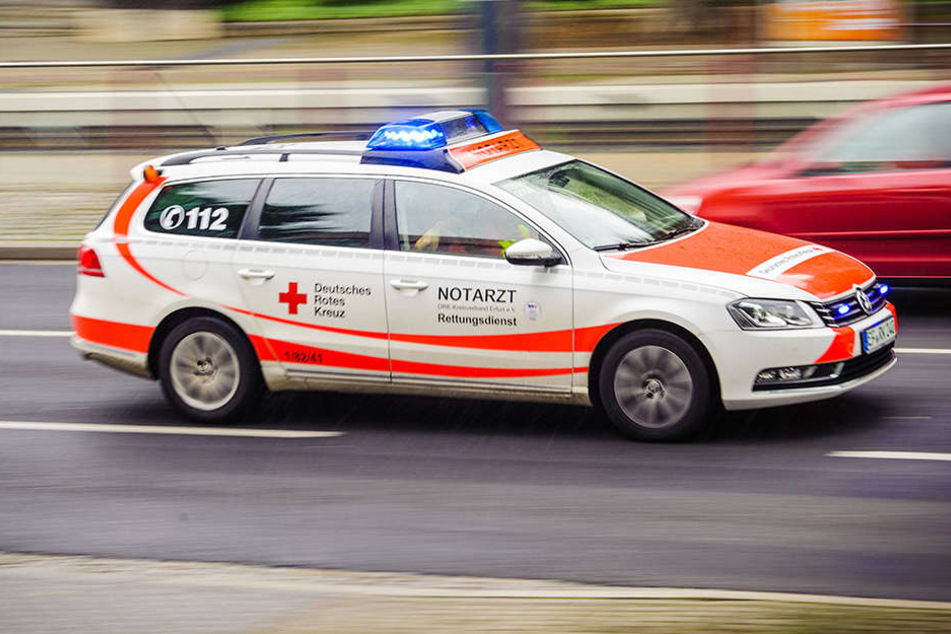 Eine 55-Jährige ist bei einem Unfall, in den sechs Fahrzeuge verwickelt waren, ums Leben gekommen.