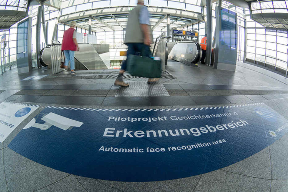 Bodenaufkleber weisen im Bahnhof Südkreuz auf Erkennungsbereiche zur Gesichtserkennung hin.