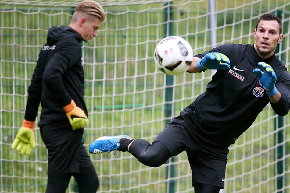Daniel Haas (r.) während seiner ersten Trainingsheit beim FC Erzgebirge. Im Hintergrund steht jetzt Robert Jendrusch.