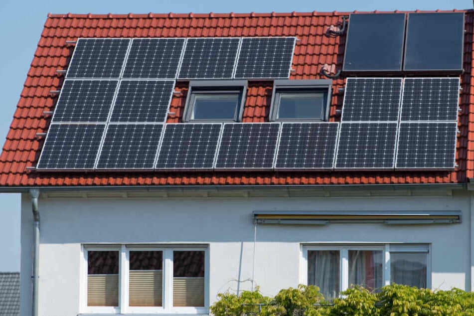 Solar-Pflicht für Neubauten? Mit dieser Idee könnten sowohl die Umwelt als auch die Geldbeutel der Eigentümer entlastet werden. (Symbolbild)
