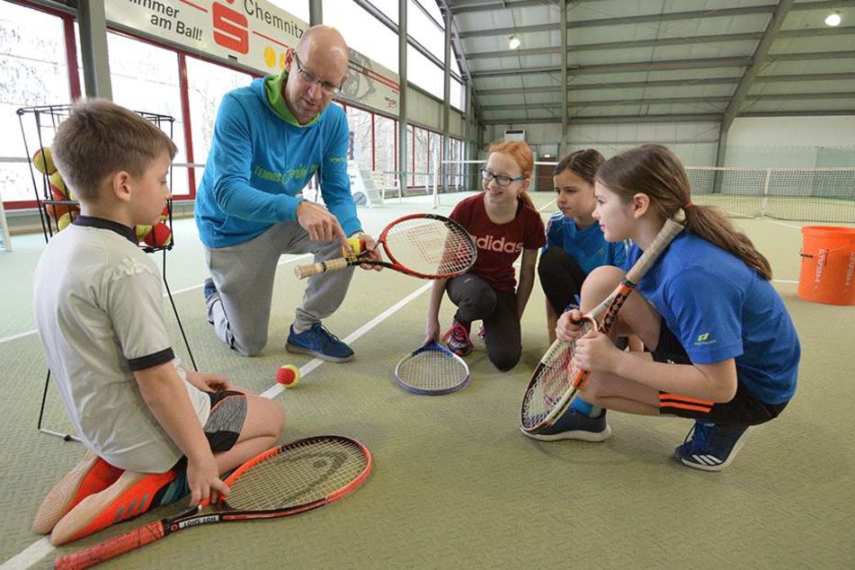 Ferien mal anders: Trainer Silvio Bonk (39) erklärt Henry (8), Vanessa (11), Johanna (10) und Antonia (10, v.l.) die Grundlagen von Tennis.