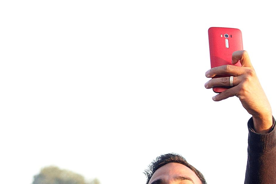 Selfies können tödlich enden, wenn man dabei alles um sich herum vergisst (Symbolbild).