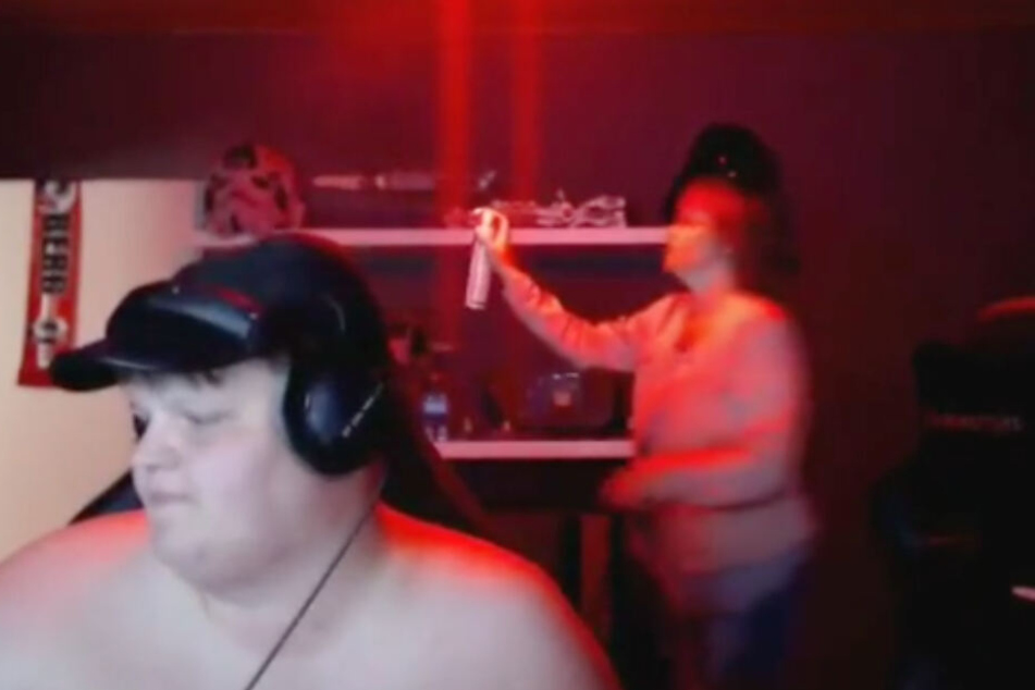 Erst sprüht die Mama, dann holt der Sohnemann zur Gegenattacke aus. (Screenshot)
