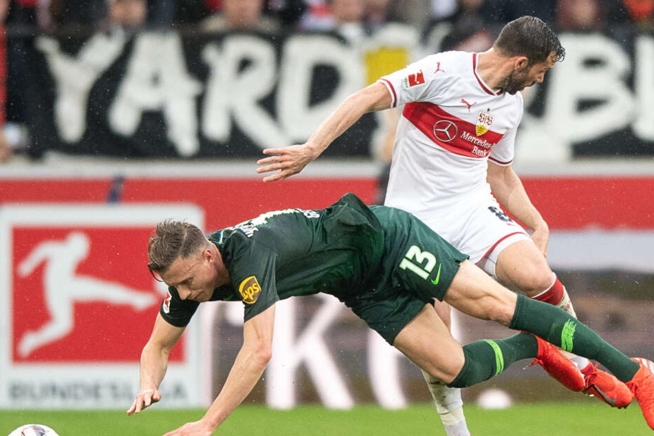 Im Zweikampf: Stuttgarts Gonzalo Castro (r.) und Wolfsburger Yannick Gerhardt (l.).