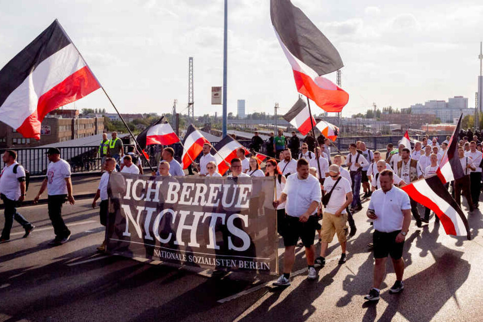 Die Neonazis ziehen in Richtung des Bahnhofs Lichtenberg.