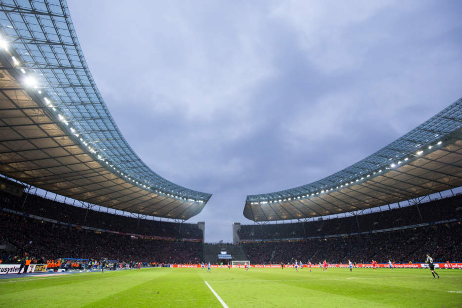 Neben dem Olympiastadion Berlin (Bild) wird sich der DFB unter anderem auch mit Deutschlands größtem Stadion, dem Signal-Iduna-Park in Dortmund, bewerben.