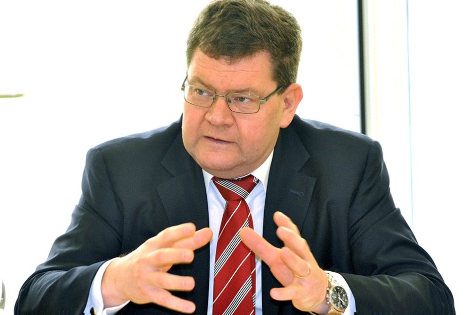 Sozialdezernent Philipp Rochold (54, parteilos).
