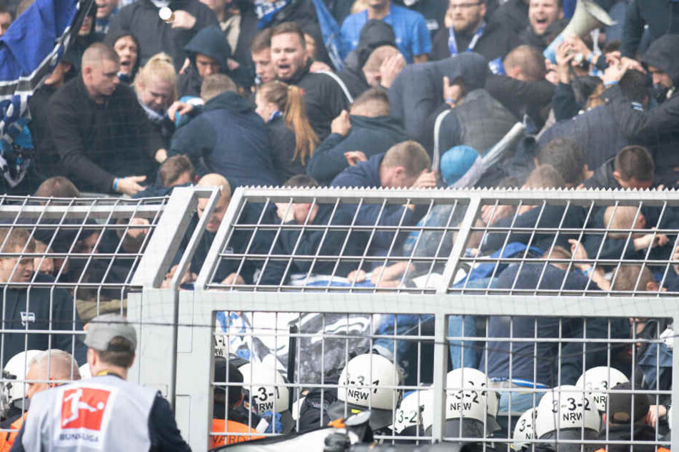 Hertha-Fans prügelten sich mit Polizisten in Dortmund.