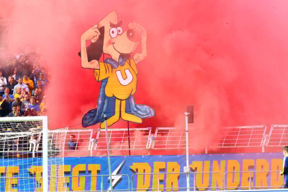 Im Pokalfinale gegen den Chemnitzer FC zündeten Fans von Lok Leipzig Bengalos im Bruno-Plache-Stadion.