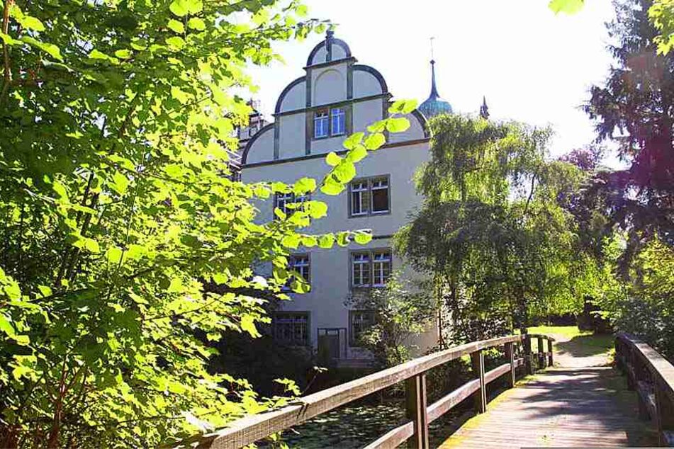 Um die Burg herum befindet sich ein Wassergraben.