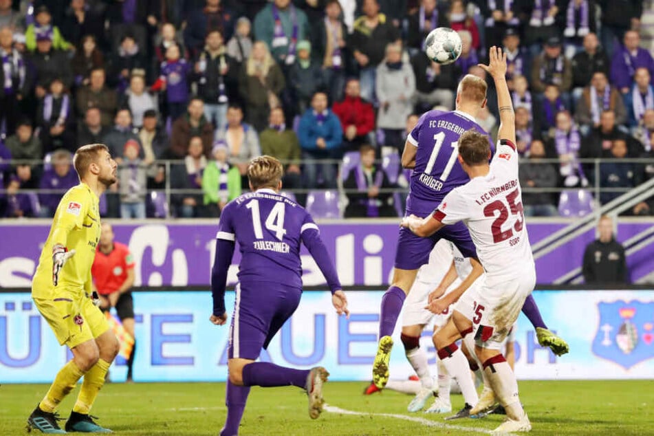 Sein bisher wichtigstes Saisontor: Florian Krüger (Nr. 11) köpfte im völlig verrückten Heimspiel gegen Nürnberg den Siegtreffer zum 4:3 für die Veilchen.