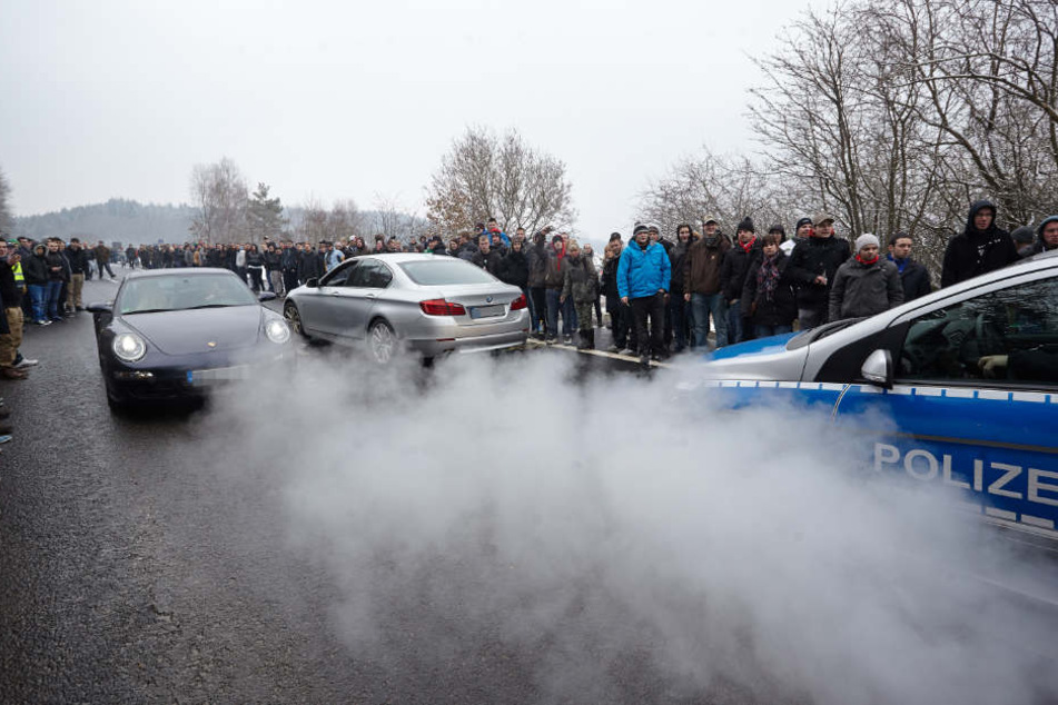 Polizei beobachtet den "Car-Freitag" auf dem Nürburgring.