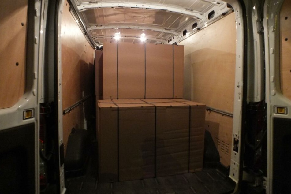 Im Laderaum fanden die Beamten eine Tonne verpackten Tabak.