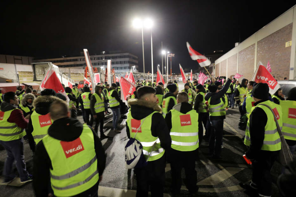 Ein Großteil der Mitarbeiter der Bodenverkehrsdienste bestreiken am Montag den Hamburger Flughafen.