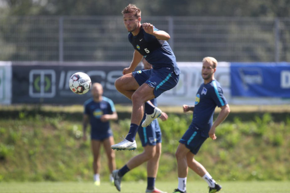 Niklas Stark (25) bei der Ballannahme.
