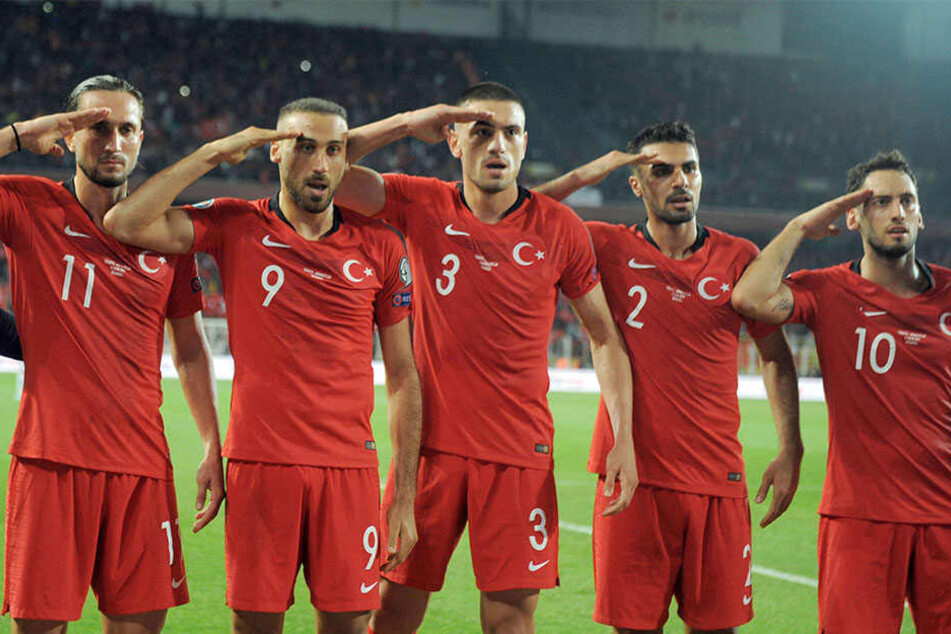 Türkische Spieler salutieren nach dem 1:0 Siegtor gegen Albanien.