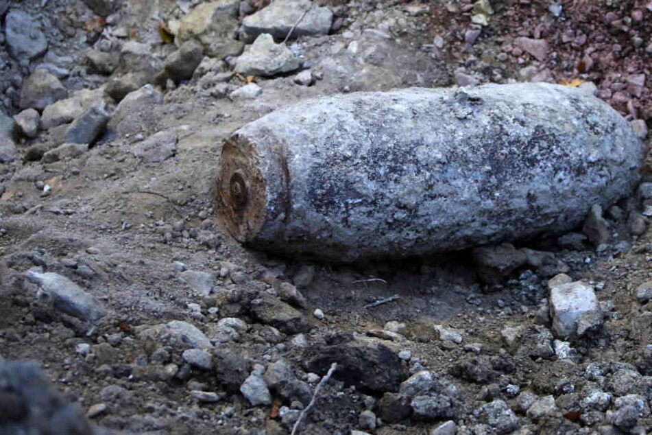 Zurzeit bereitet der Kampfmittelbeseitigungsdienst die Entschärfung der Bombe vor (Symbolbild).