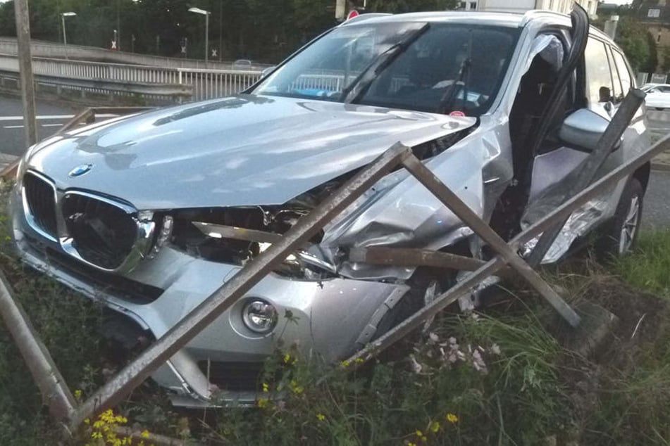 Der BMW des 51-Jährigen aus Minden verfing sich in einem Metallgeländer auf einer Verkehrsinsel.