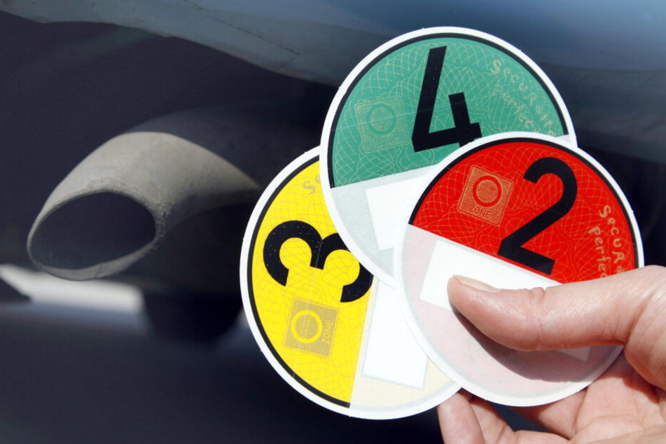 In immer mehr Städten ist eine gültige Umweltplakette an Fahrzeugen Pflicht.