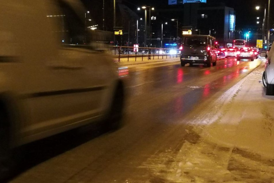 Die Straßen in Leipzig sind spiegelglatt. Hier geht es nur noch im Schneckentempo vorwärts.