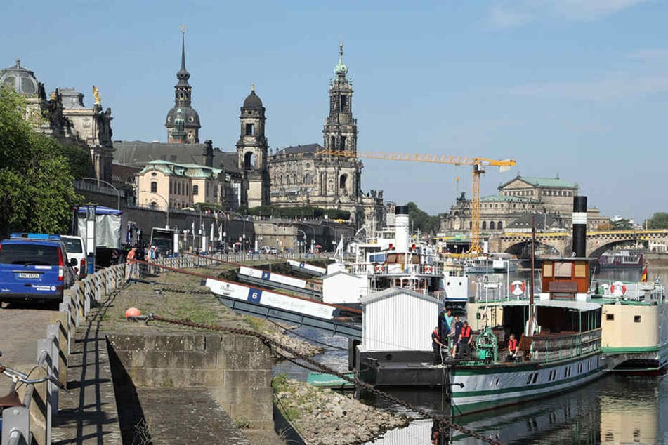 Am historischen Raddampfer "Krippen" hatte sich beim Anlegen ein Seil im Ruder verfangen.
