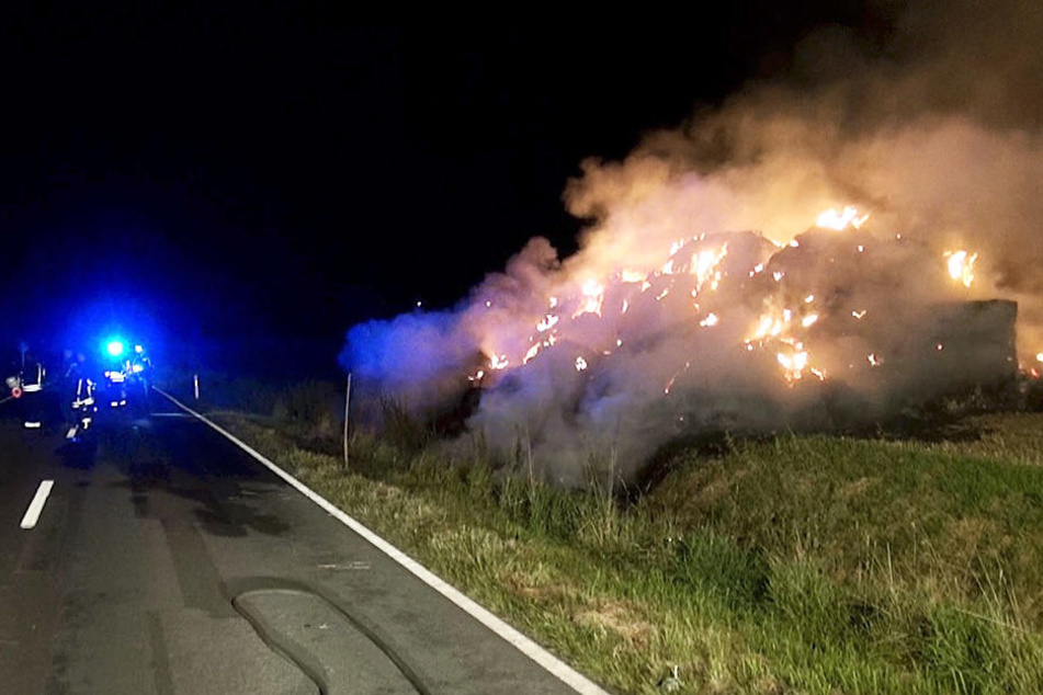 Direkt an der Landstraße brannten die Strohballen lichterloh.