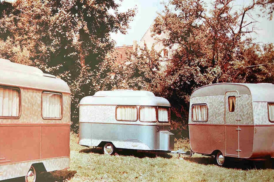 Nagetusch-Wohnwagen galten zu DDR-Zeiten als luxuriös. Ihr Holzaufbau war mit einer Alu-Außenhaut umhüllt, die Fenster stylish von Zierleisten eingefasst.