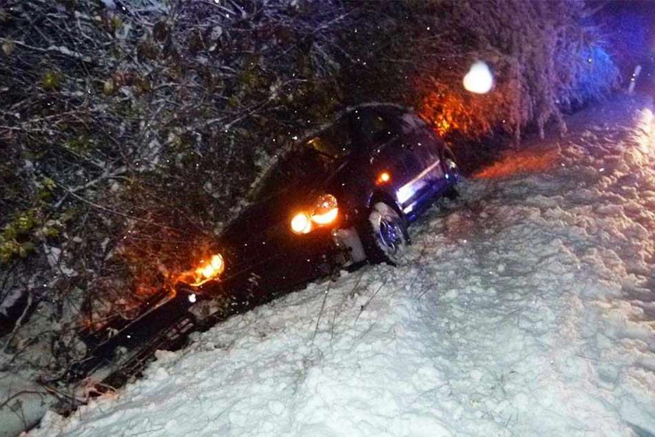 Der 21-jährige Autofahrer kam in Bad Oeynhausen ins Schleudern und landete anschließend im Graben.