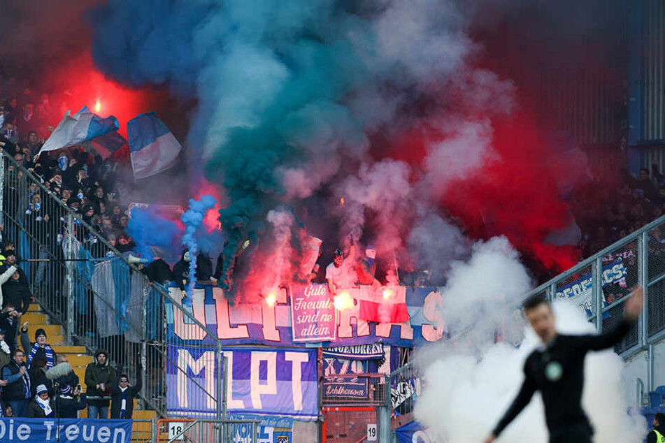 Die Gästefans zeigten sich von ihrer schlechten Seite und entzündeten ein Pyrofeuerwerk.