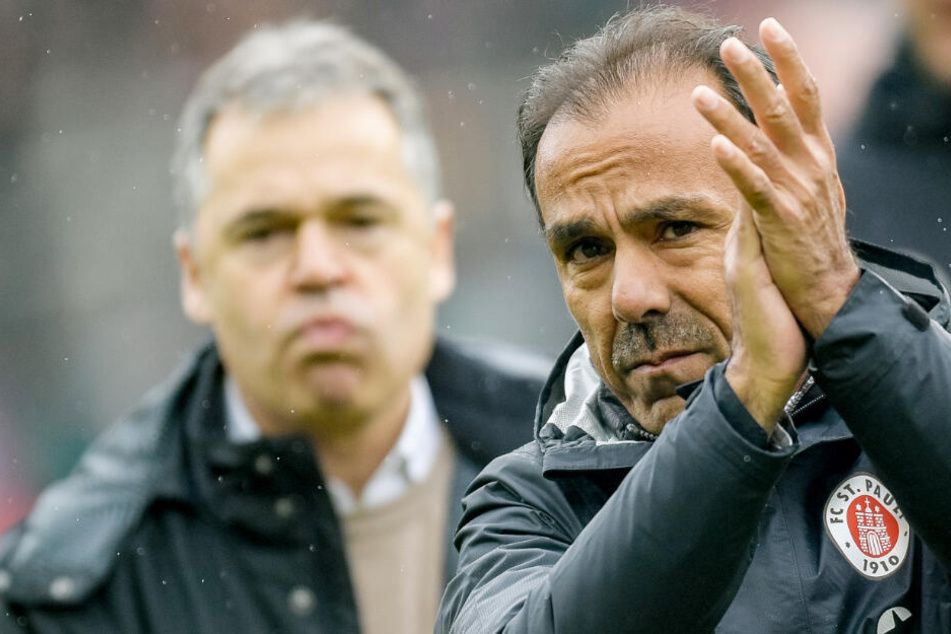 St. Paulis Trainer Jos Luhukay (rechts) und der Interims-Sportdirektor Andreas Rettig können nach dem Sieg gegen Regensburg zufrieden sein. (Archivbild)