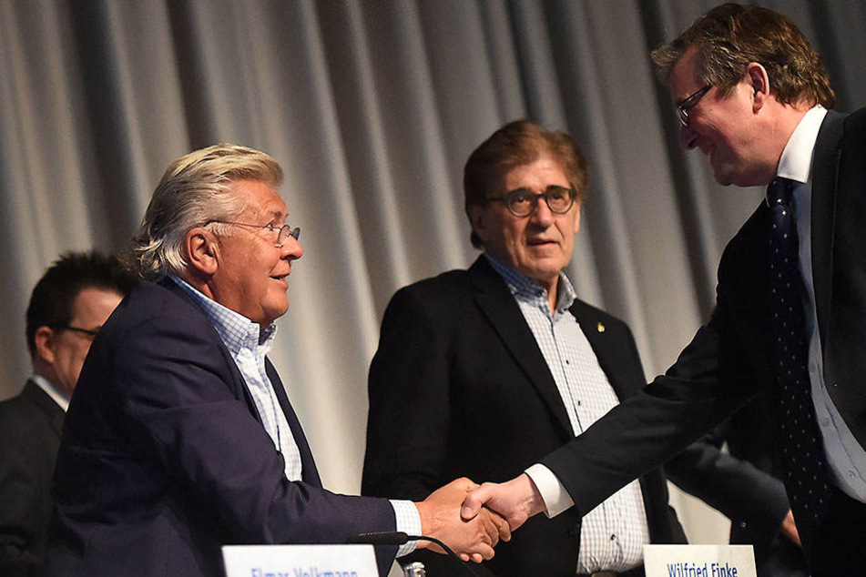 Gesprächsbedarf: Bürgermeister Michael Dreier (re.) und die Vereinsführung vom SCP um Wilfried Finke.