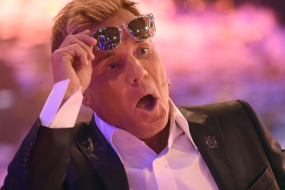 Auch ohne Sonnenbrille ist sofort ersichtlich, dass Dieter Bohlen sich für seine 65 Jahre überhaupt nicht schlecht gehalten hat. Die Maske und eine ordentlich ausgeleuchtete Bühne lassen den Juroren auch ohne Weichzeichner strahlen.
