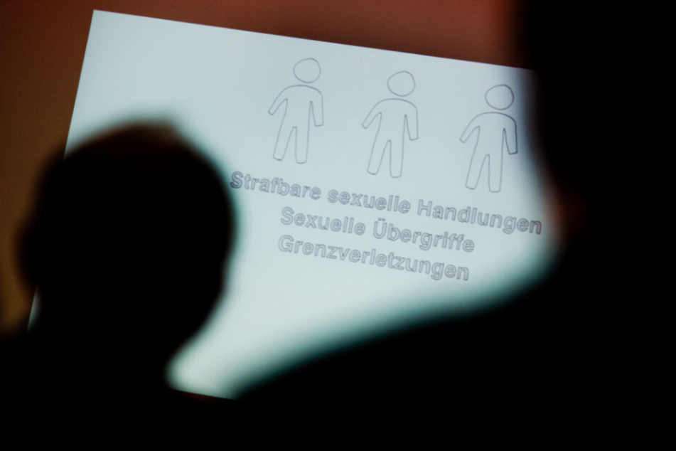 Ärzte sollen durch spezielle Schulungen Anzeichen von Kindeswohlgefährdung erkennen. (Symbolbild)