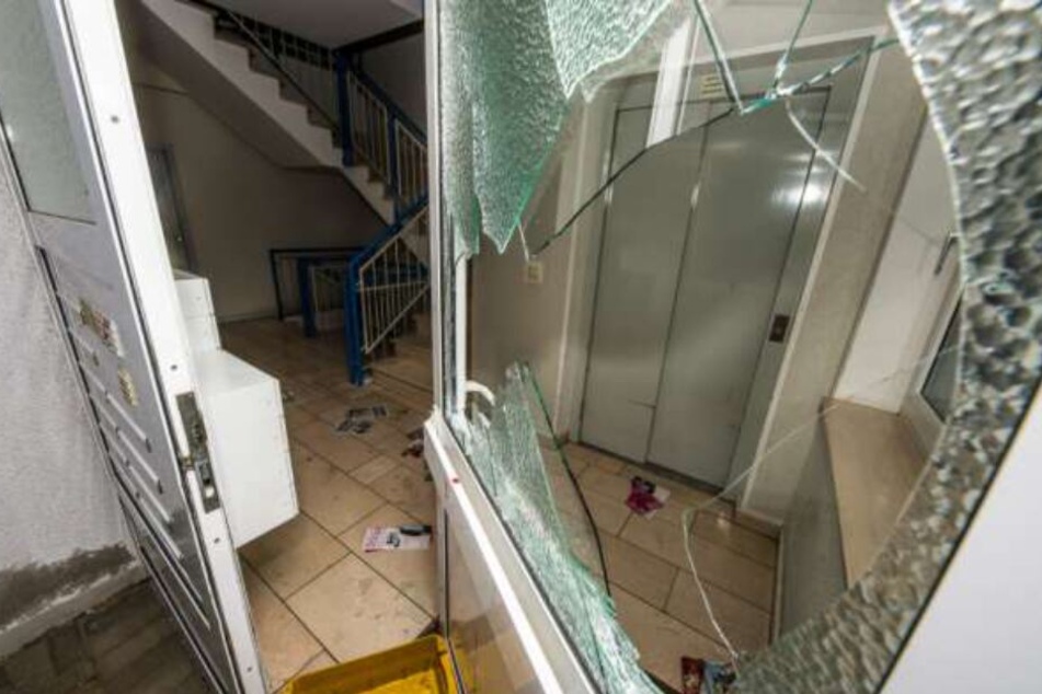 In dem Treppenhaus haben sich die Familien einen wilden Kampf geliefert.