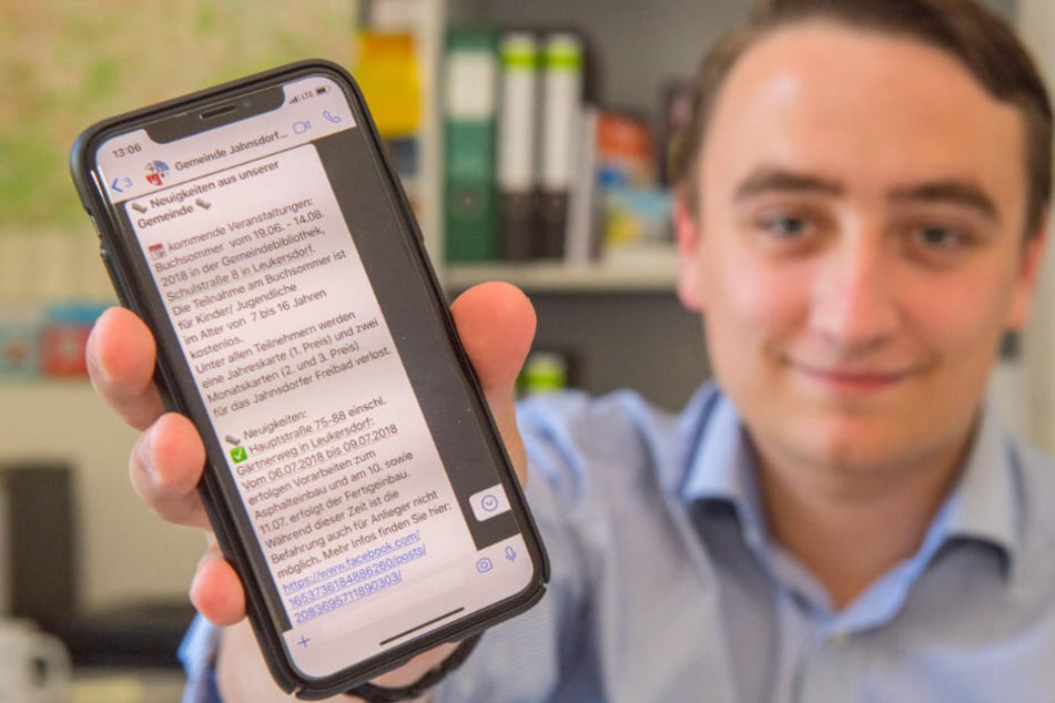 Azubi Alexander Krauß (22) versorgt die Gemeinde Jahnsdorf per WhatsApp-Newsletter mit aktuellen Informationen.