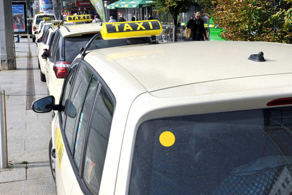 Der Polizist schnappte sich ein Taxi und nahm damit die Verfolgung auf.