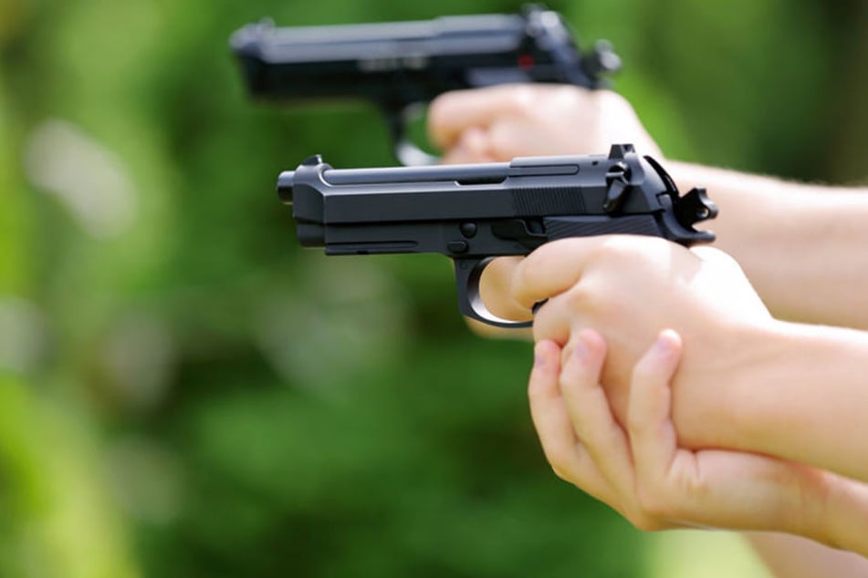 Der Schuss hatte sich unbeabsichtigt gelöst. Die Polizei ermittelt. (Symbolbild)