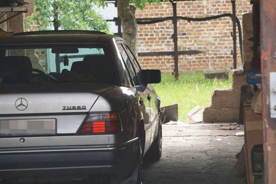 Der 80-Jährige verwechselte Gaspedal und Bremse, krachte deshalb durch die Rückwand der Garage.