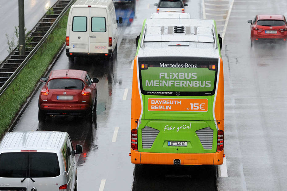 Nach Polizeiangaben handelt es sich um einen Flixbus. (Symbolbild)