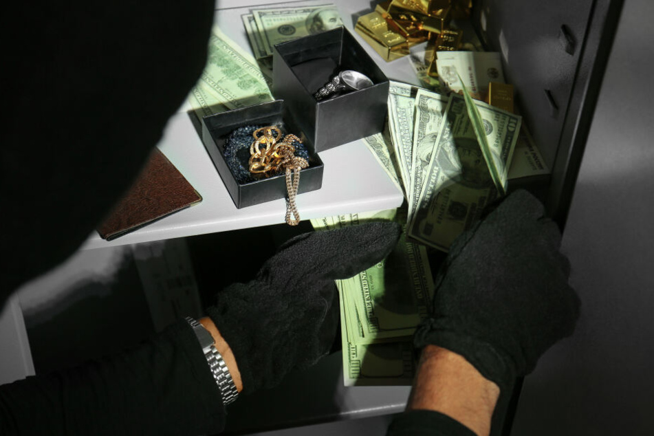Die Diebe sind mit Geld und Schmuck entkommen. (Symbolbild)