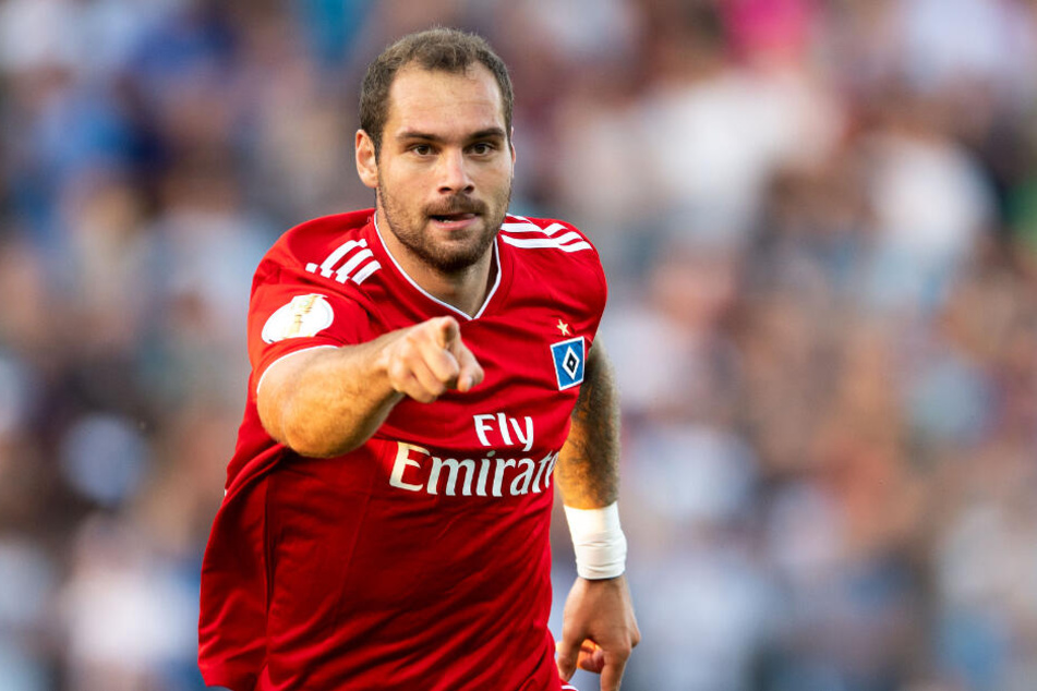 Stürmer Pierre-Michel Lasogga jubelt über einen Treffer.