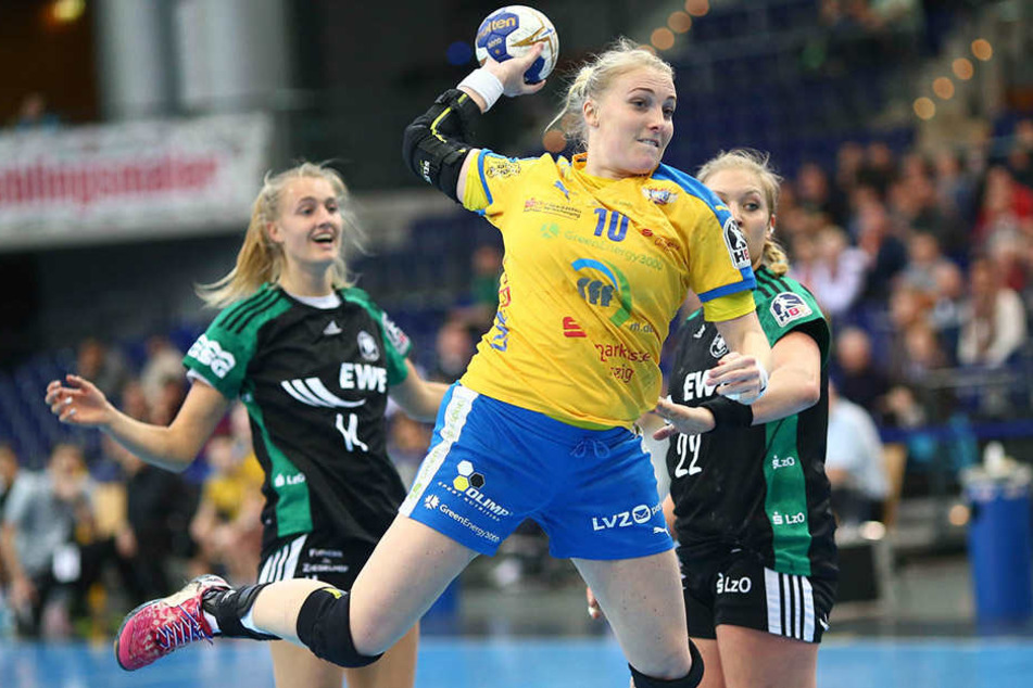 Damit die Handballerinnen um Hildigunnur Einarsdottir auch weiterhin für Leipzig werfen, wollen Grüne, Linkspartei und SPD finanziell helfen.