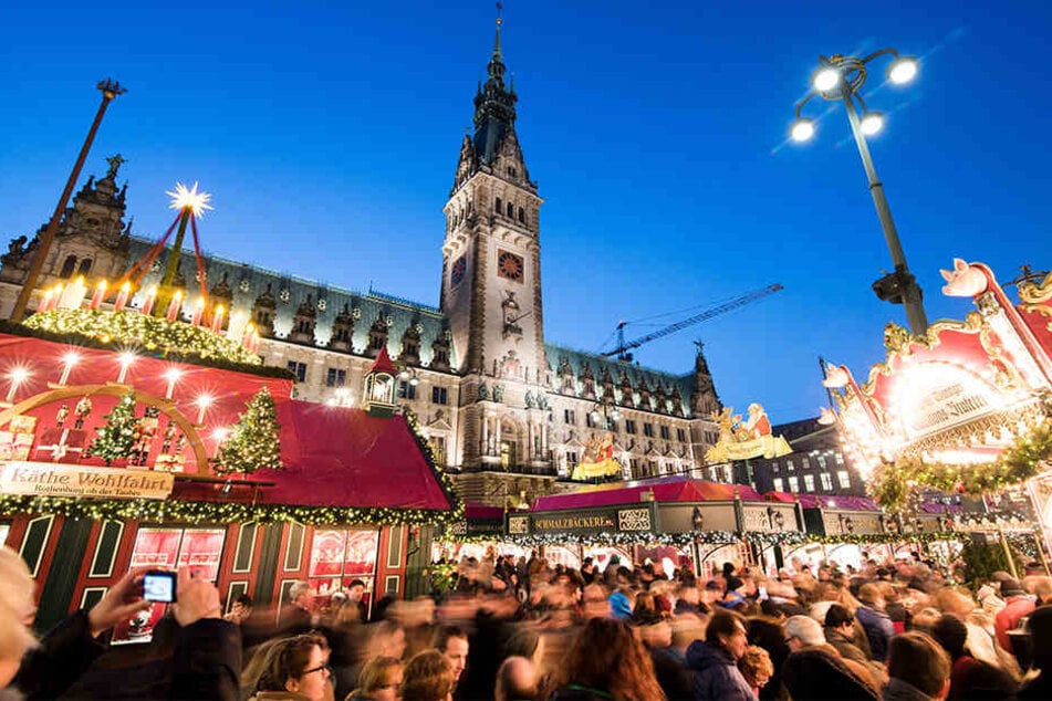 Weihnachtsmärkte - wie hier in Hamburg - locken die Menschen jedes Jahr aufs Neue mit weihnachtlichen Düften in die Innenstädte Deutschlands.