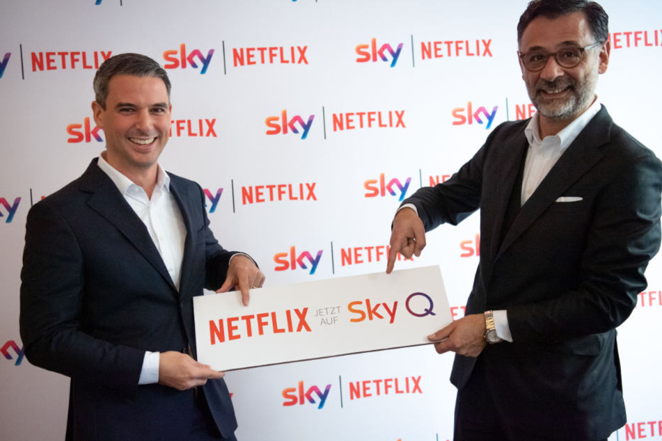 Rene Rummel-Mergeryan (l), Director Business Development von Netflix, und Marcello Maggioni, Chief Commercial Officer von Sky Deutschland.