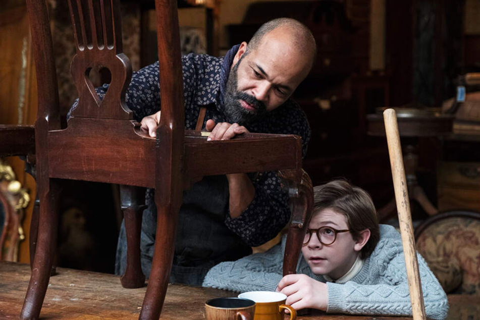 Hobie (l., Jeffrey Wright) zieht nicht nur Pippa auf, sondern kümmert sich auch intensiv um Theodore Decker (Oakes Fegley).