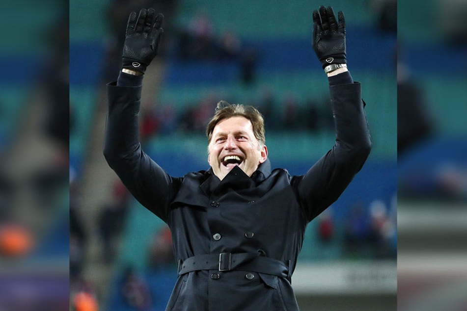 Fiel ein felsgroßer Stein vom Herzen: Trainer Ralph Hasenhüttl feiert mit den Fans den Sieg über Bayern München.