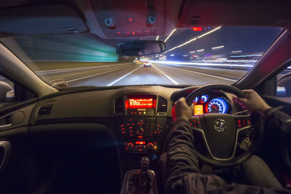 Der 19 Jahre alte Fahrer hatte keinen Führerschein und Drogen genommen. (Symbolbild)