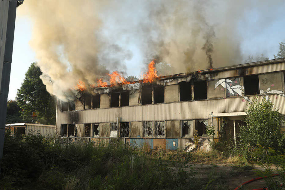 Im ersten Stock des Gebäudes schlugen die Flammen aus den Fenstern.